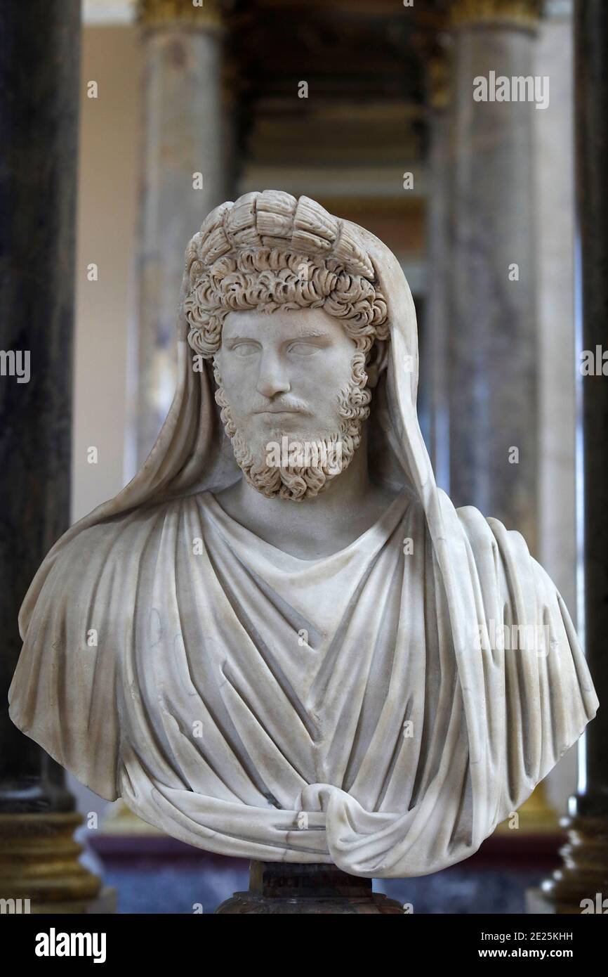 Museo del Louvre, Parigi, Francia. Ritratto di Lucius Verus (Co-imperatore dal 161 al 169 d.C.) come sacerdote, marmo Foto Stock