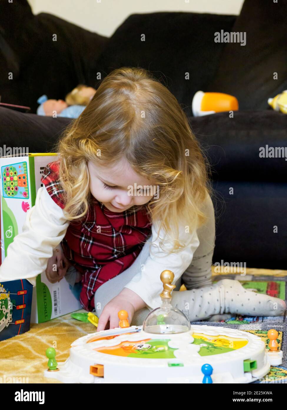 Toddler che gioca da solo, Regno Unito Foto Stock