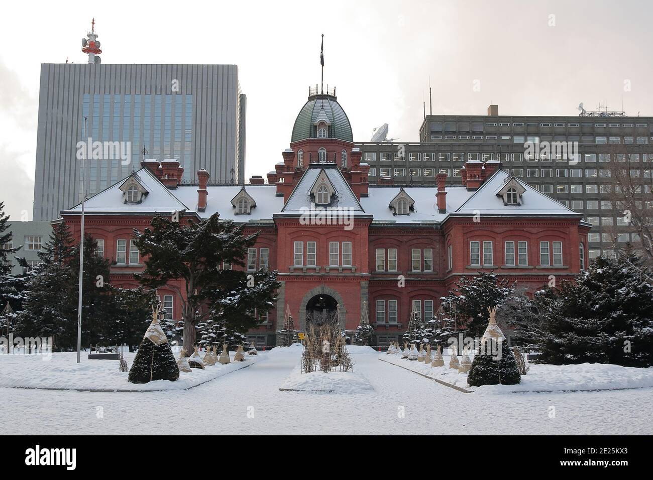 Lo scenario bianco dell'ex Ufficio governativo di Hokkaido, una famosa attrazione nella città di Sapporo, Hokkaido, Giappone. Foto Stock