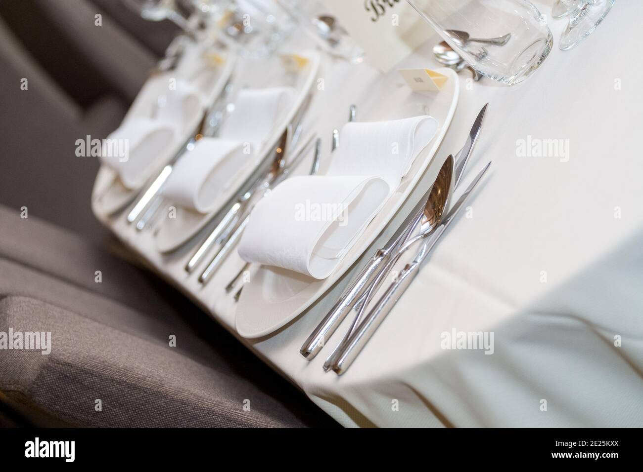 Tavolo festivo sposi coperti con una tovaglia, composizione decorata di verde, candele in sala banchetti di nozze. Primo piano. Illustrazione. Decorazioni in stile vintage. Dettagli. Ispirazione per il matrimonio. Foto di alta qualità Foto Stock