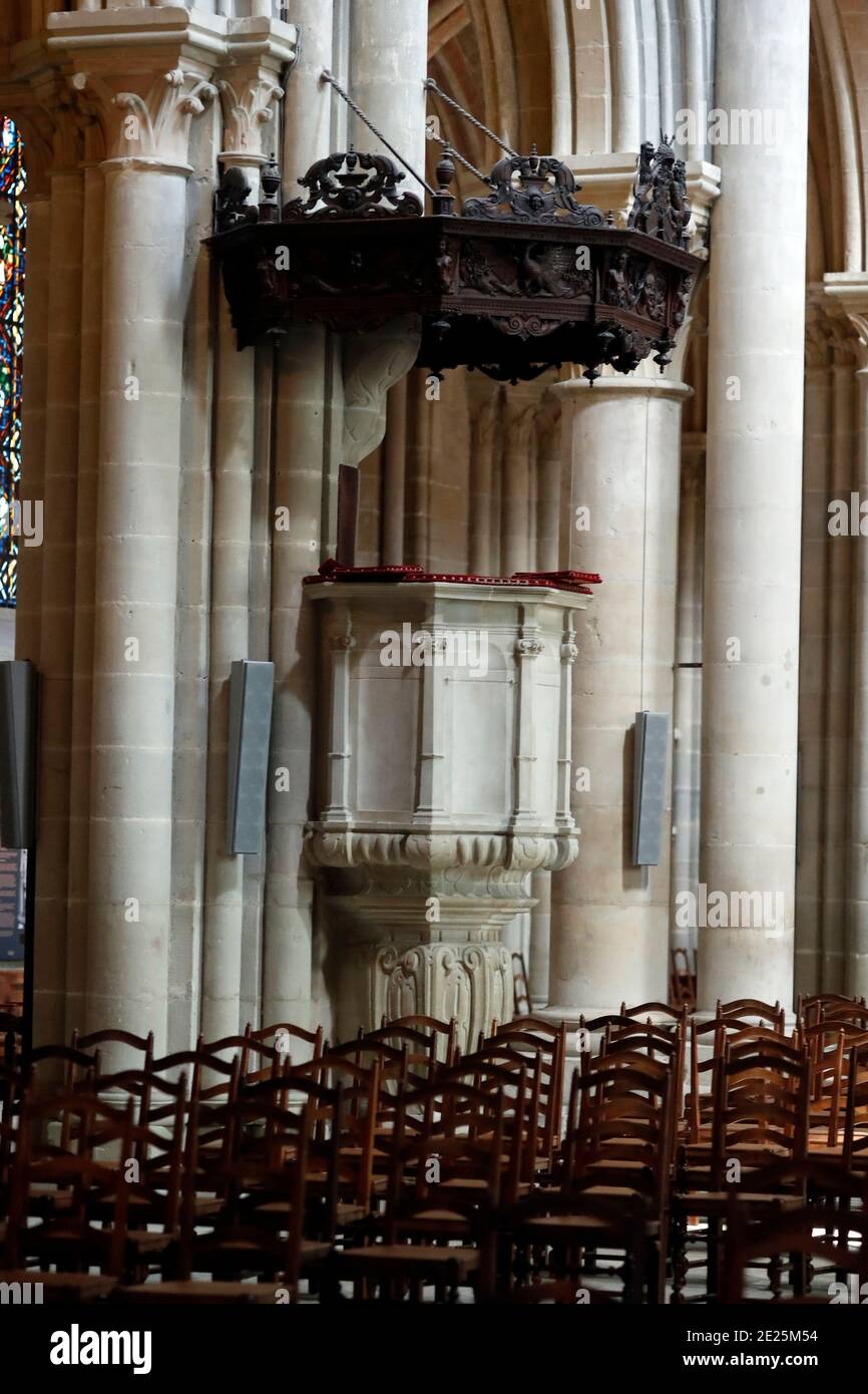 Cattedrale di Notre Dame di Losanna. La navata centrale. Costolette gotiche a volta. Svizzera. Foto Stock
