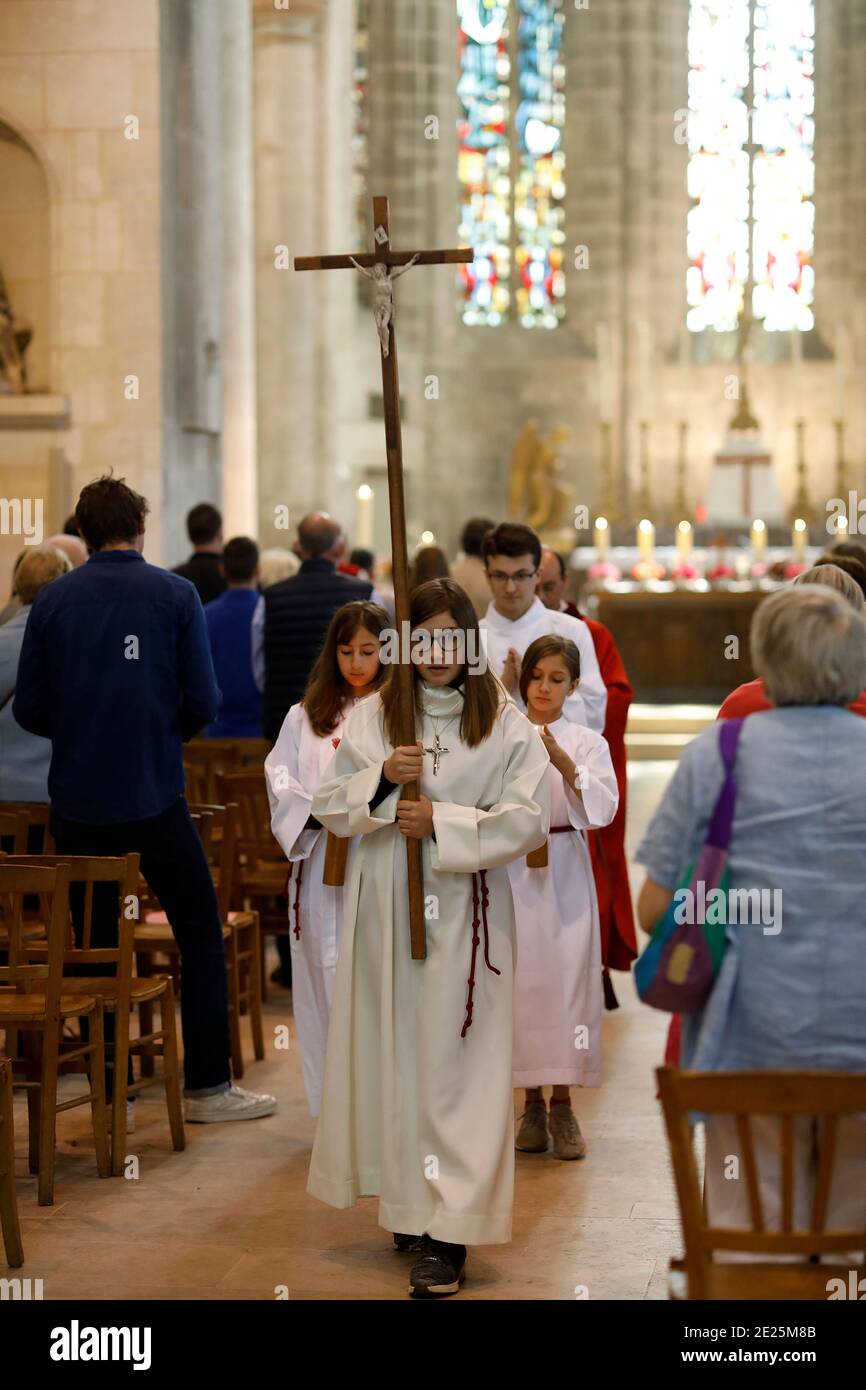 Messa di Pentecoste nella chiesa di San Nicola, Beaumont-le-Roger, Francia Foto Stock