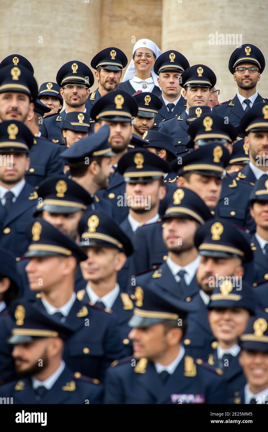 Poliziotti in Piazza San Pietro, Roma, Vaticano. Foto Stock
