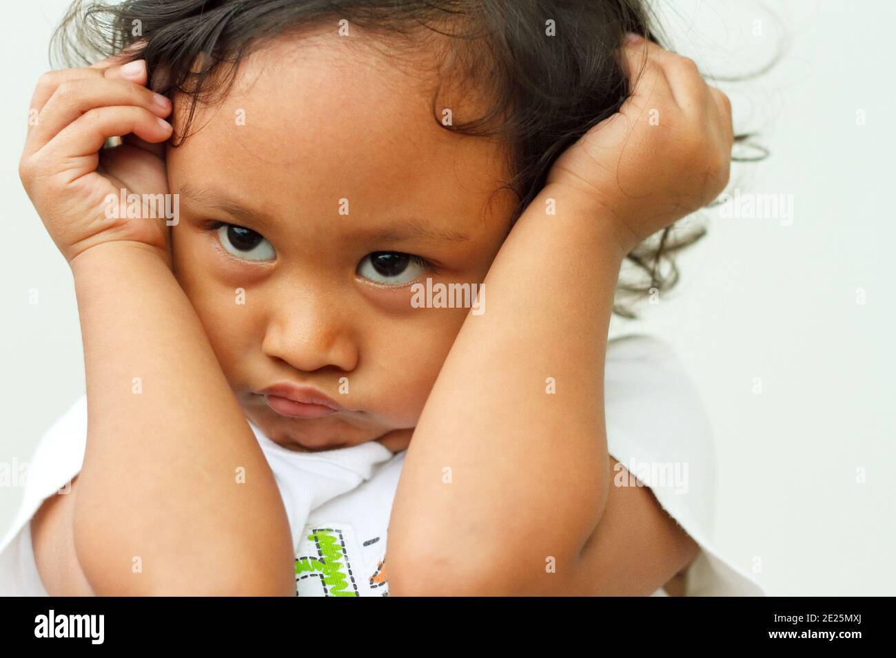 espressione di una bambina etnica asiatica di cattivo umore Foto Stock