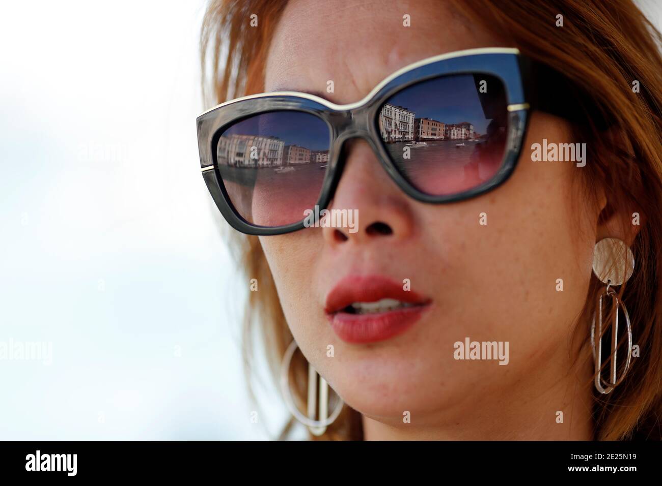 Bella donna che indossa occhiali da sole. Foto Stock