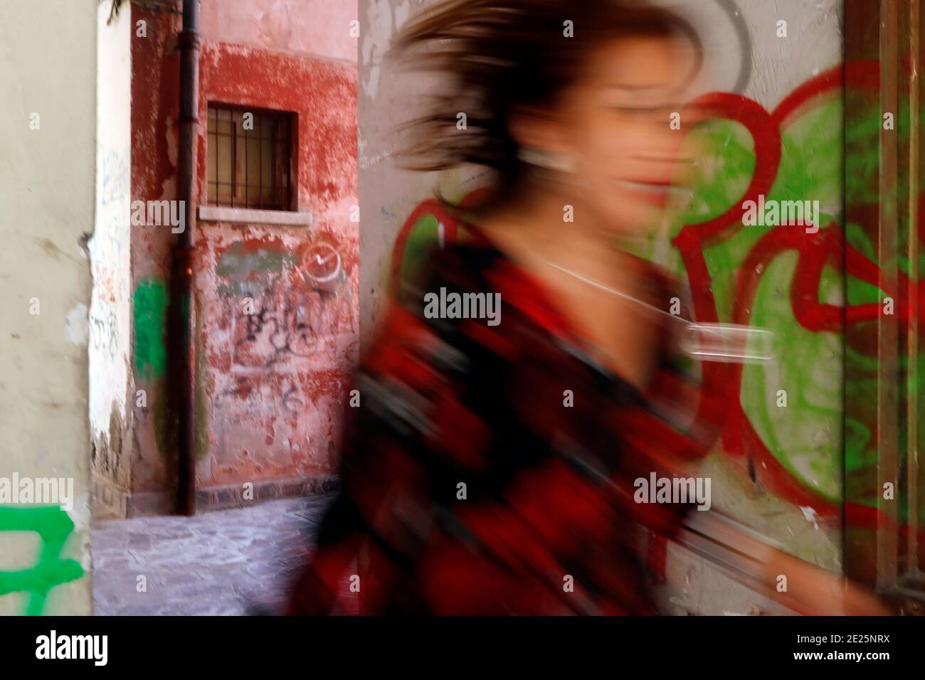 Donna runing da parete dipinta. Foto Stock