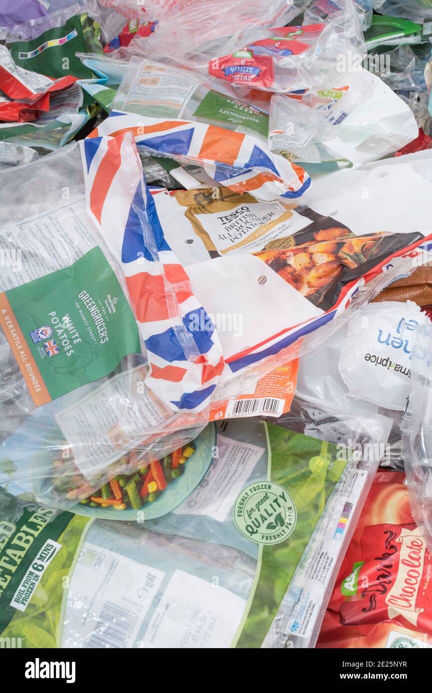 Pile massaggiate di sacchetti di plastica morbida per alimenti e materiale di imballaggio dai supermercati britannici. Per rifiuti da cucina, rifiuti di plastica per uso domestico, plastica monouso. Foto Stock