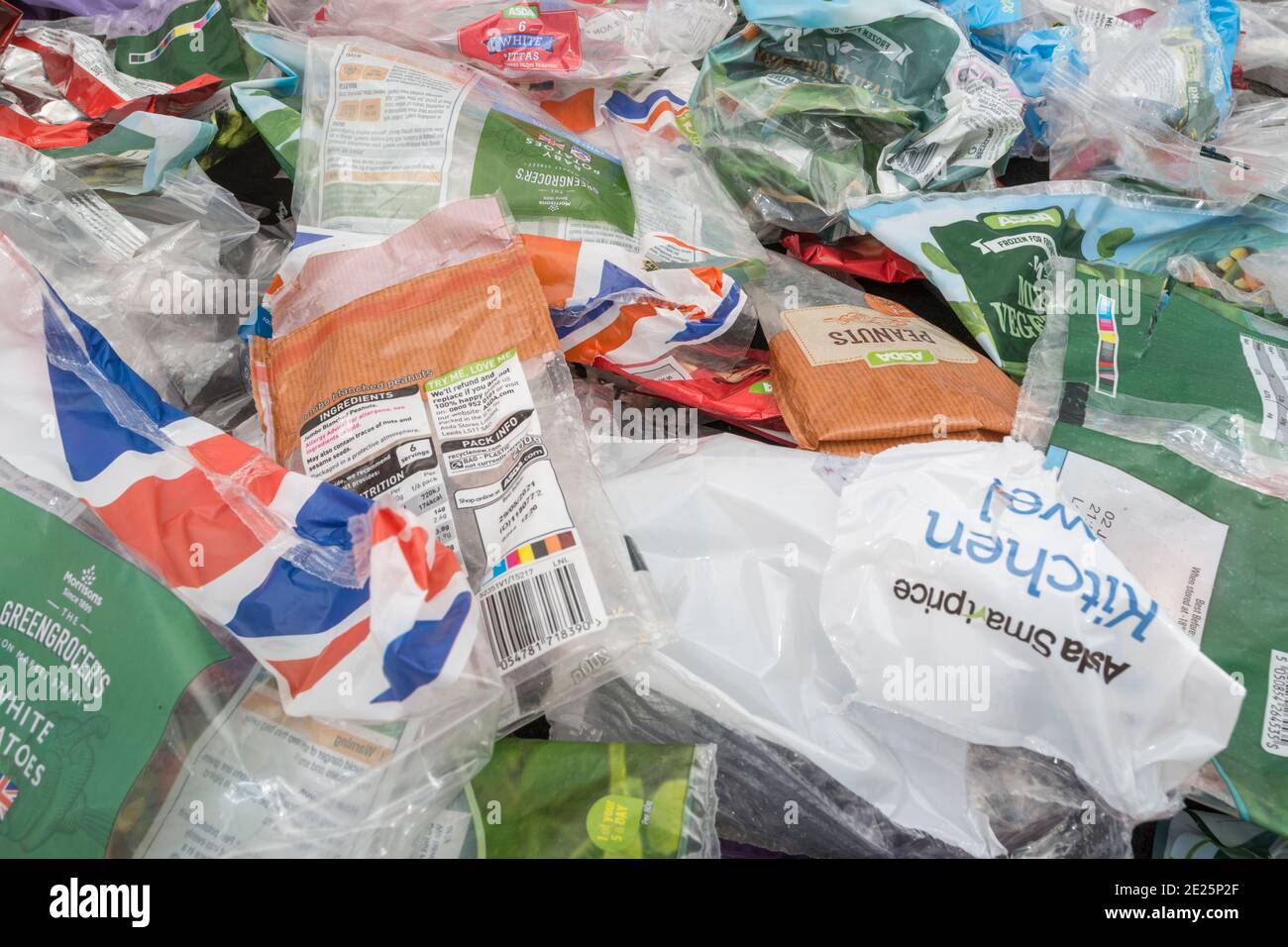 Pile massaggiate di sacchetti di plastica morbida per alimenti e materiale di imballaggio dai supermercati britannici. Per rifiuti da cucina, rifiuti di plastica per uso domestico, plastica monouso. Foto Stock
