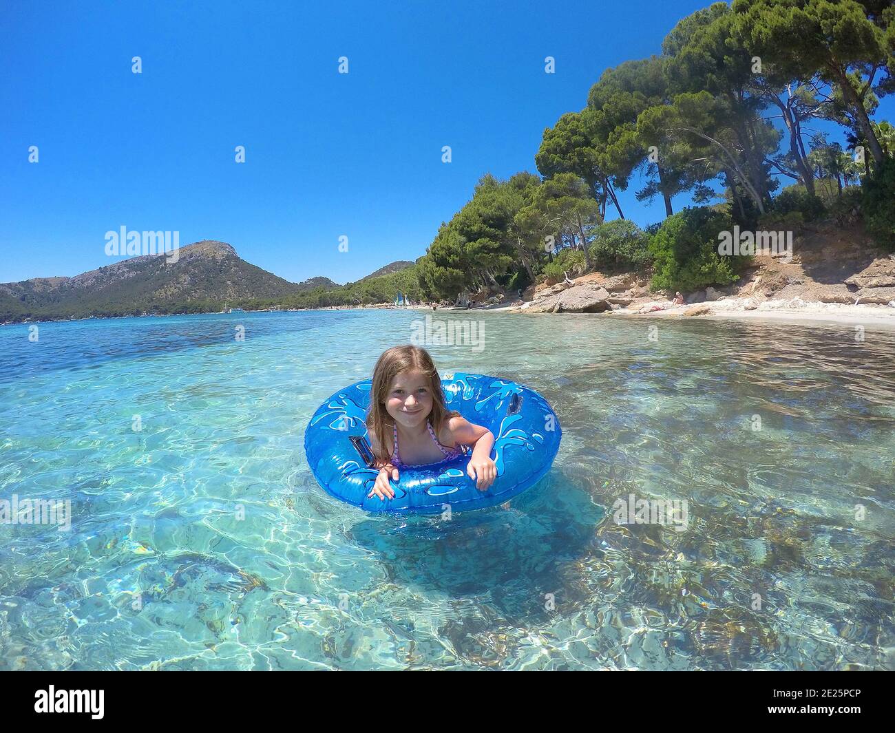 Giovane ragazza con gonfiabile, spiaggia principale, Formentor, Mallorca, Baleares, España Foto Stock