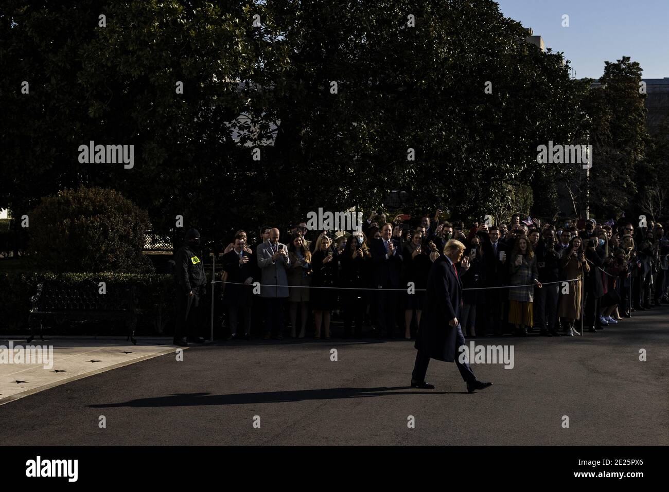 Washington DC, Stati Uniti. 12 gennaio 2021. Il presidente Donald Trump parte dalla Casa Bianca a Washington, DC martedì 12 gennaio 2021. Il presidente si dirige oggi ad Alamo, Texas, per visitare il muro di confine tra Stati Uniti e Messico. Questa è la prima apparizione dei Presidenti dopo l'insurrezione al Campidoglio degli Stati Uniti da parte dei suoi seguaci la scorsa settimana. Foto di Samuel Corum/UPI Credit: UPI/Alamy Live News Foto Stock