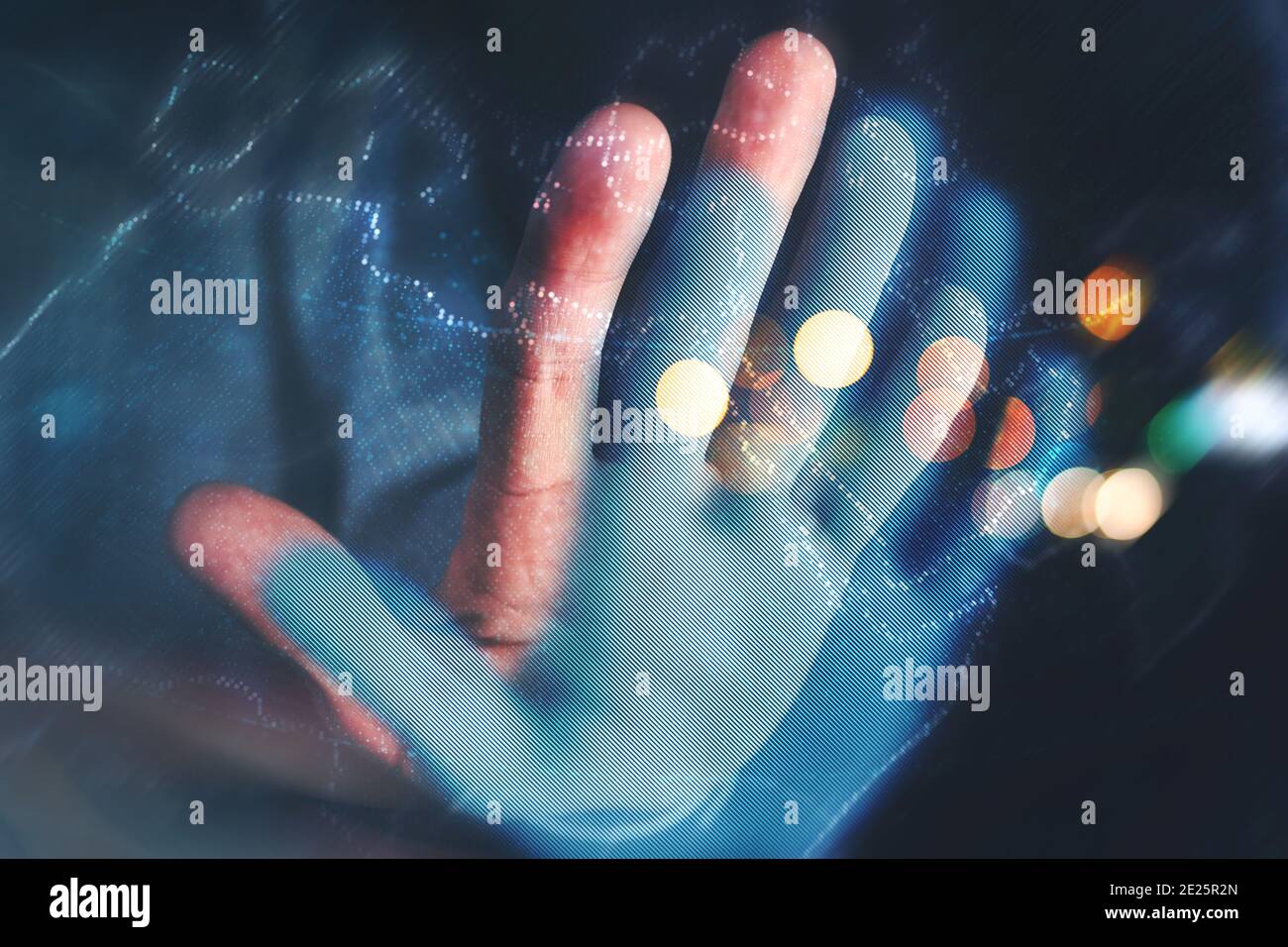 Riconoscimento e identificazione delle stampe Palm nel concetto di sicurezza informatica biometrica, primo piano se mano maschile Foto Stock