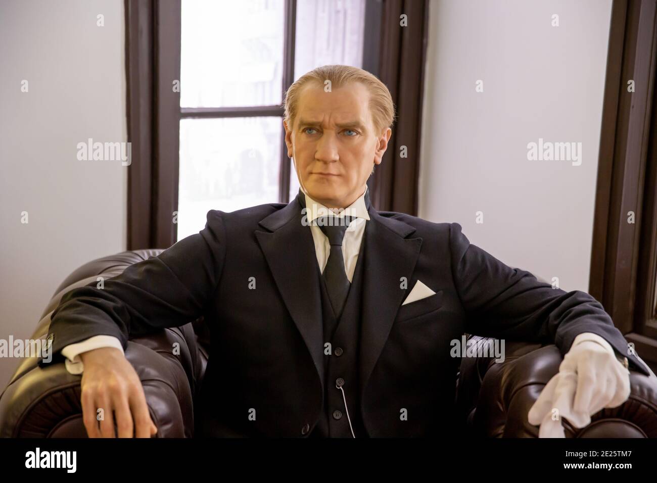 Salonicco / Grecia, maggio 09 2019: Scultura in cera dell'eroe nazionale turco Mustafa Kemal Ataturk seduto in una poltrona nella casa è nato a wh Foto Stock
