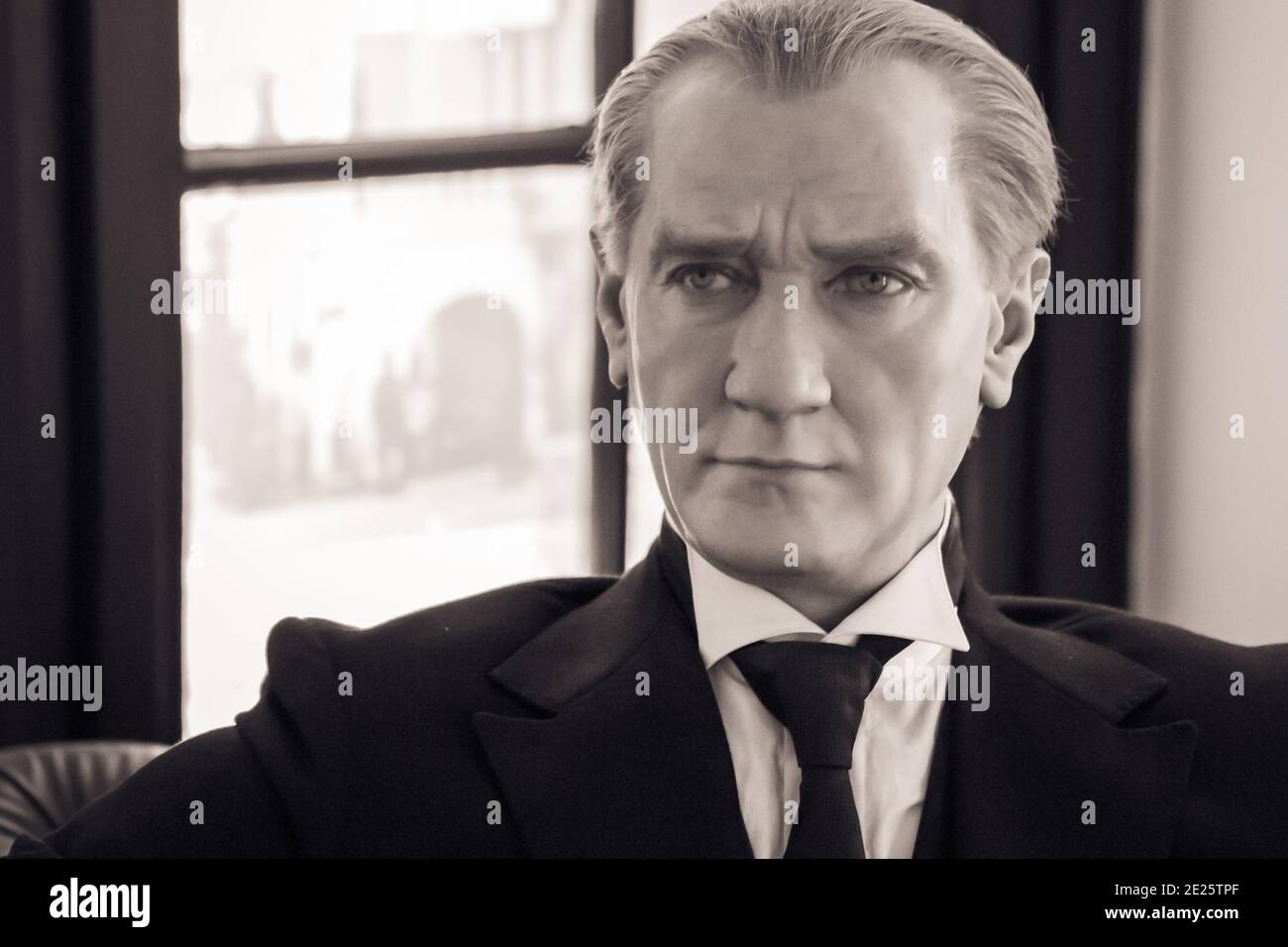 Salonicco / Grecia, maggio 09 2019: Scultura in cera dell'eroe nazionale turco Mustafa Kemal Ataturk seduto in una poltrona nella casa è nato a wh Foto Stock