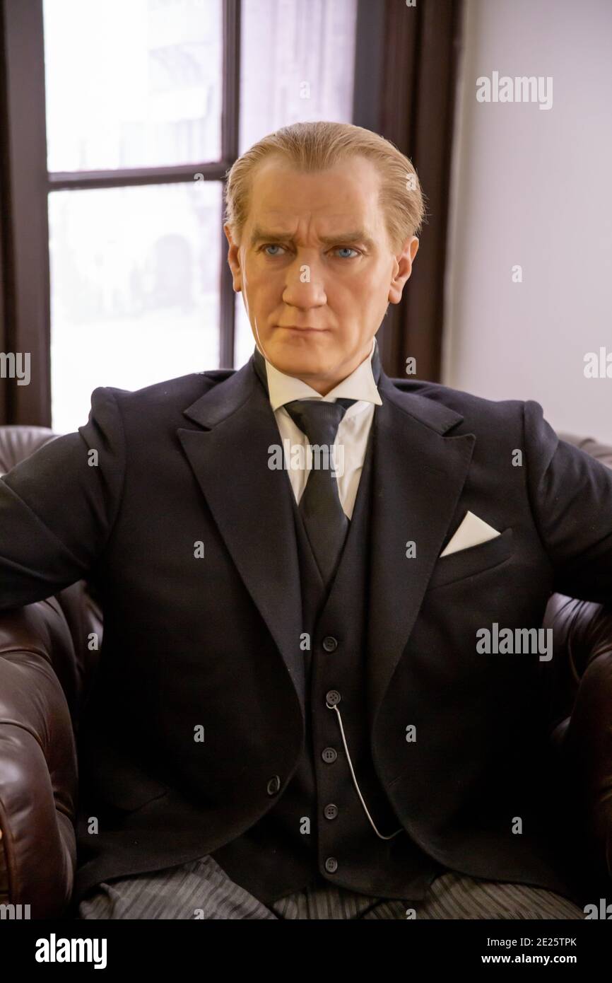 Salonicco / Grecia, maggio 09 2019: Scultura in cera dell'eroe nazionale turco Mustafa Kemal Ataturk seduto in una poltrona nella casa è nato a wh Foto Stock