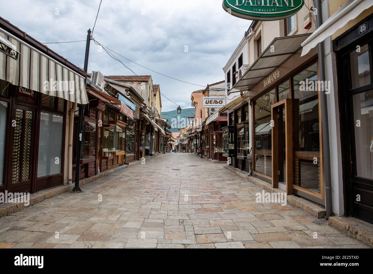 Skopje / Macedonia del Nord, 12 2019 maggio: Una strada vuota nel vecchio bazar di Skopje durante il giorno, ma i negozi lungo la strada sono chiusi Foto Stock