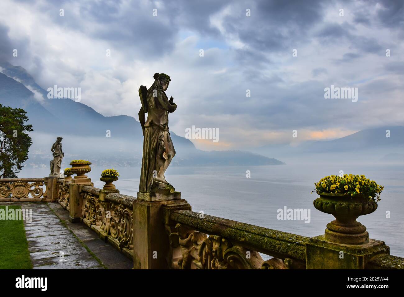 LENNO, LOMBARDIA, ITALIA - 31 MARZO 2016: Vista sul Lago di Como dal giardino di Villa del Balbianello. Foto Stock