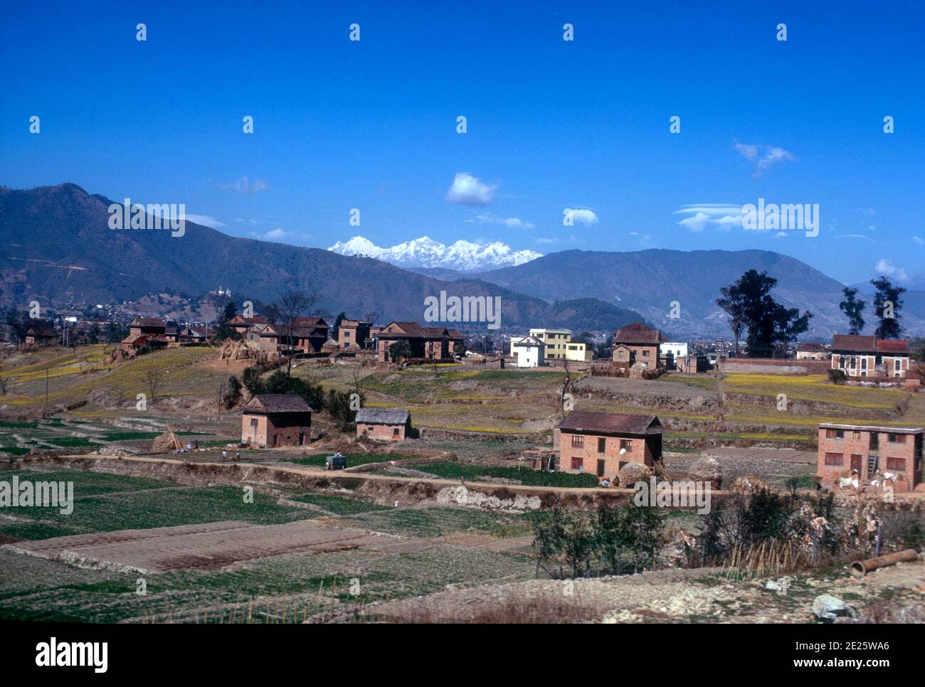Fertili campi agricoli ai margini dell'antica capitale Città di Kathmandu (Katmandu) Kathmandu Valley Nepal Foto Stock