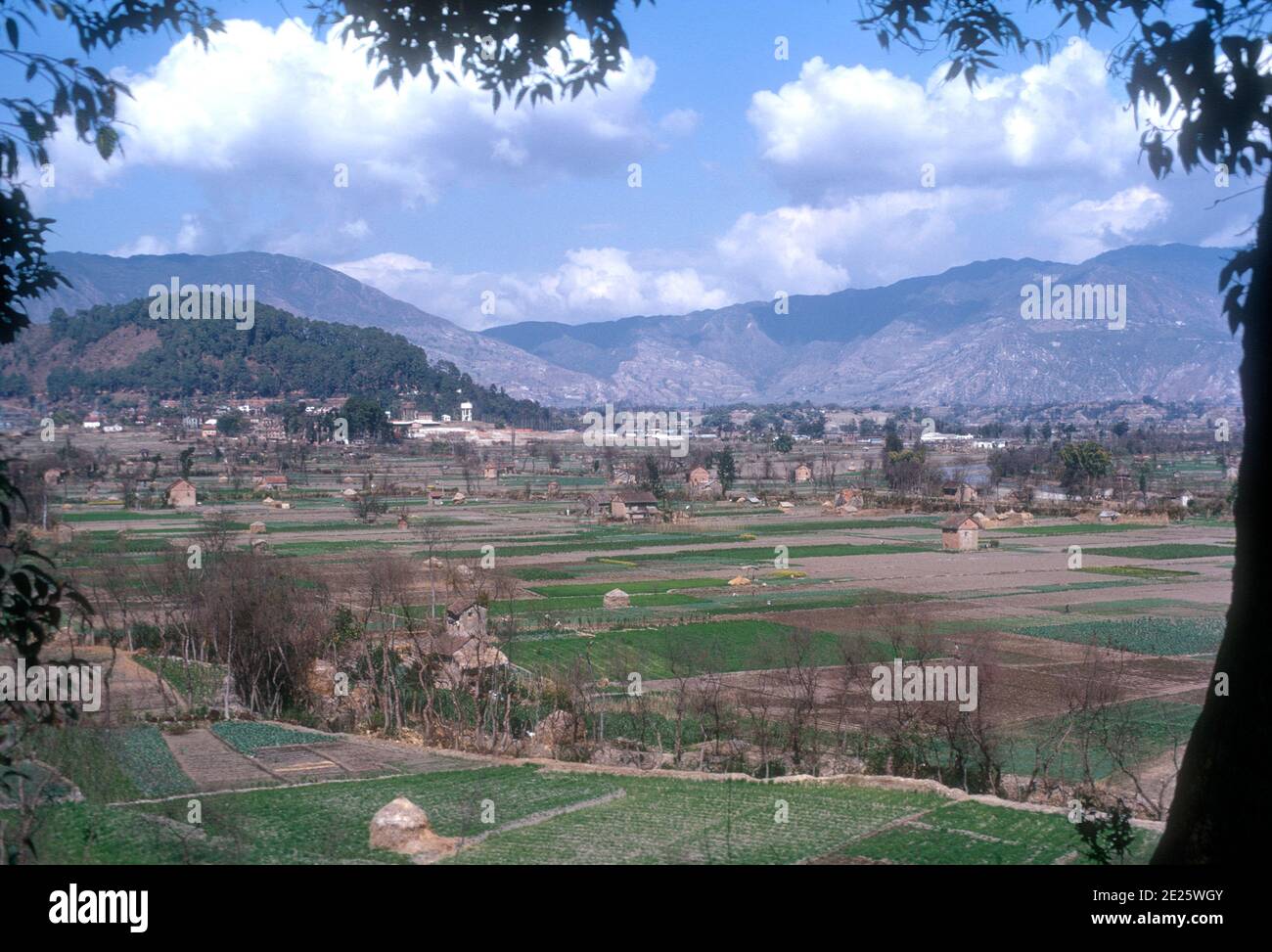 Fertili campi agricoli ai margini dell'antica capitale Città di Kathmandu (Katmandu) Kathmandu Valley Nepal Foto Stock