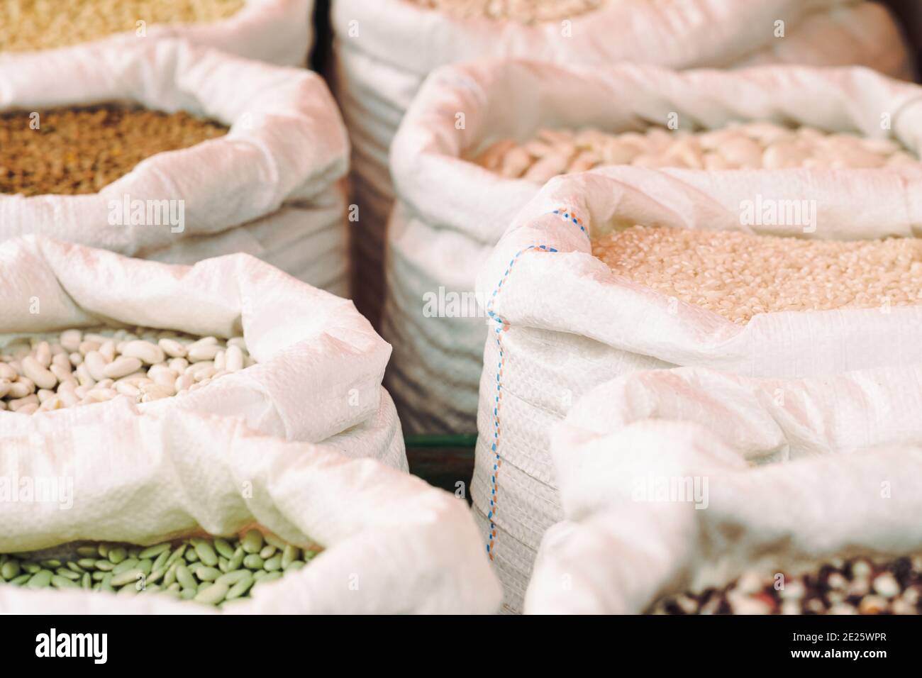 Sacchi di legumi in una bancarella di mercato Foto Stock