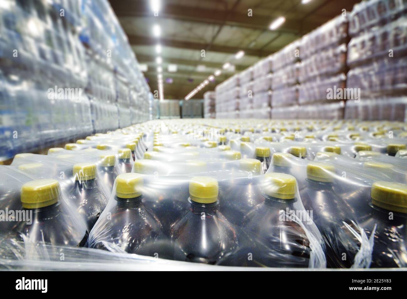 Magazzino industriale alimentare per stoccaggio e stoccaggio di tetrasacchi con bevande, acqua, birra in bottiglie di plastica. Foto Stock