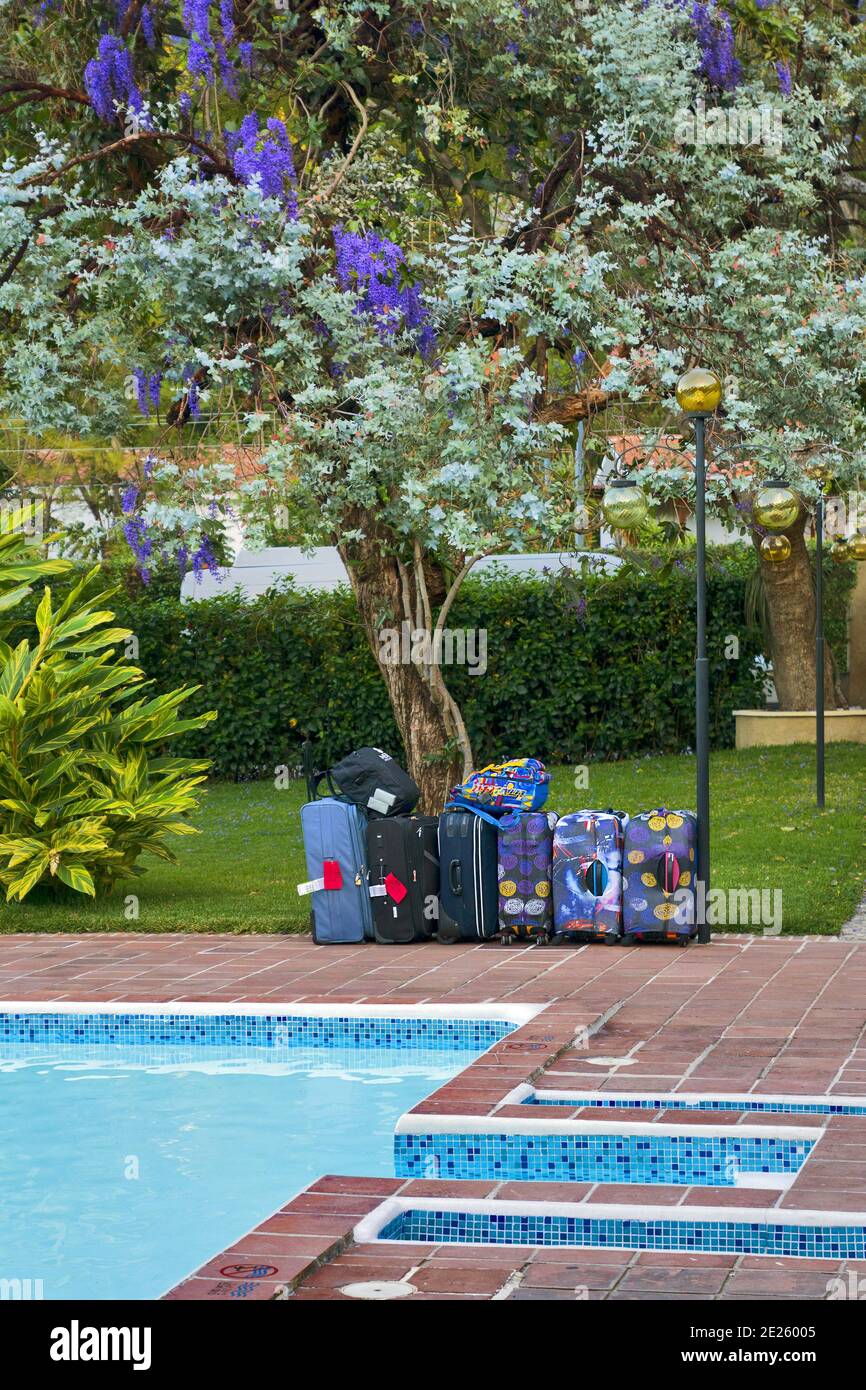 Guatemala, America Centrale: Piscina in hotel con valigie e vegetazione esotica sullo sfondo - foto simbolica per vacanze e vacanze Foto Stock