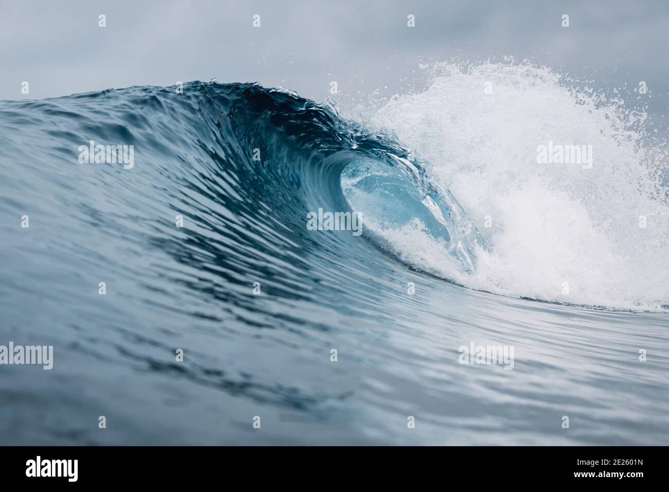 Onda vetrosa in crash. Onde oceaniche rivoluzionarie, perfetto per il surf Foto Stock