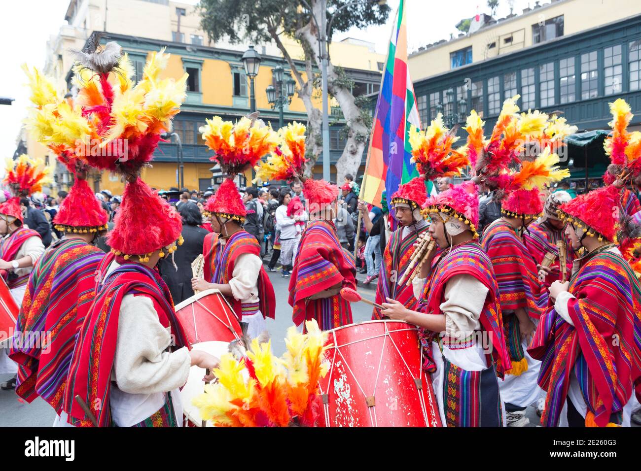 Ballerini e musicisti si preparano a partecipare a una parata di identità nazionale. Foto Stock