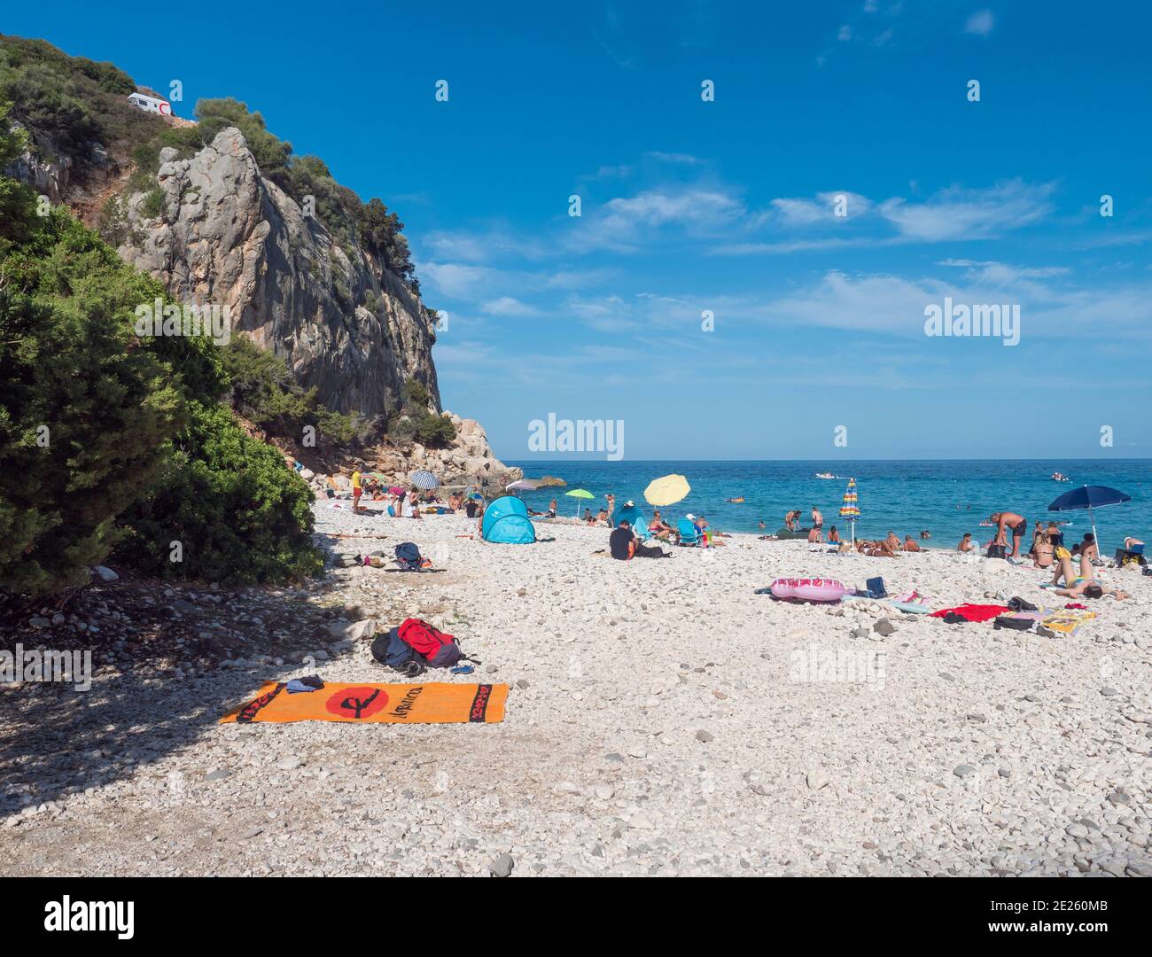 Cala Gonone, Sardegna, Italia, 9 settembre 2020: Spiaggia Cala Fuili con solarium e turisti. Spiaggia di ciottoli bianchi con roccia calcarea Foto Stock