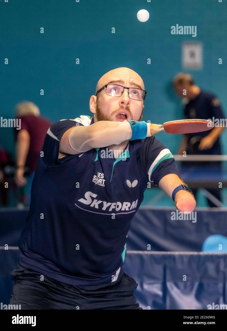 Persone anziane e disabili che giocano a ping-pong Foto Stock