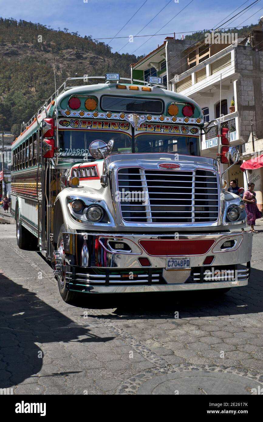 Guatemala, America Centrale: Autobus di pollo colorati negli altopiani del guatemala - allineati ex scuola americana Foto Stock