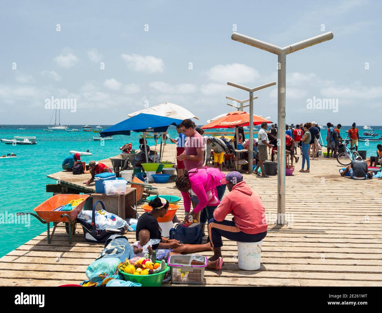 Fishmongers, il molo sulla spiaggia Praia de Santa Maria. L'isola SAL, Capo Verde, un arcipelago nell'atlantico equatoriale in Africa. Foto Stock
