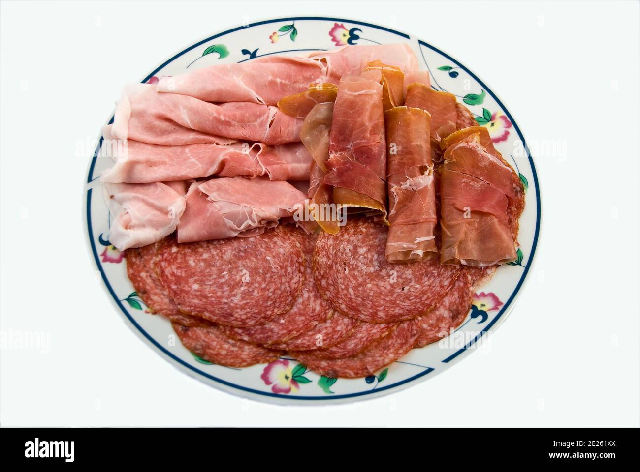 Un piatto di vari salumi e prosciutto a fette mx. Un tipico antipasto italiano. Foto Stock