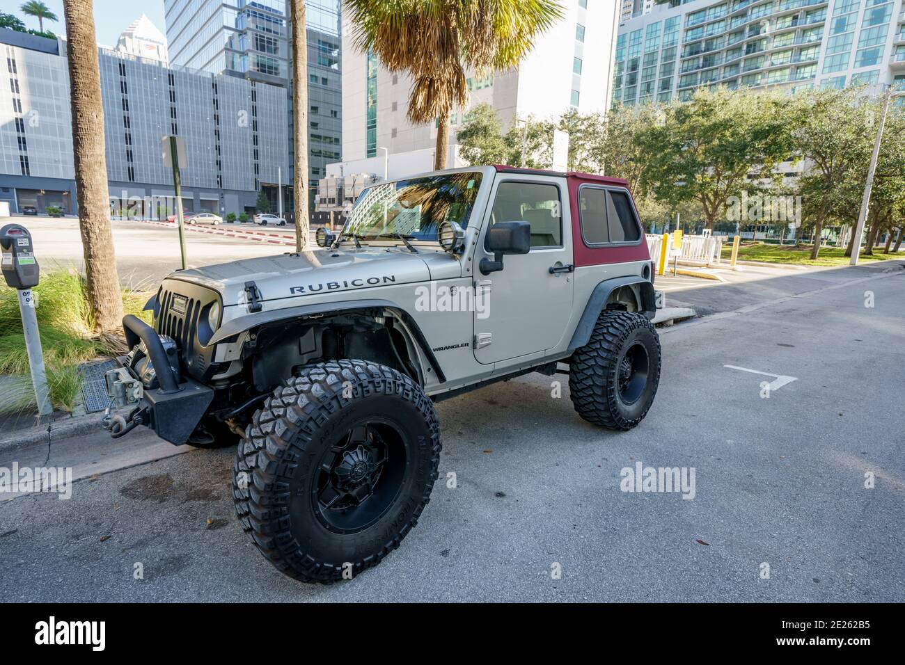 Due porte Jeep Wrangler Rubicon sollevato con pneumatici oversize per percorso in 4x4 Foto Stock