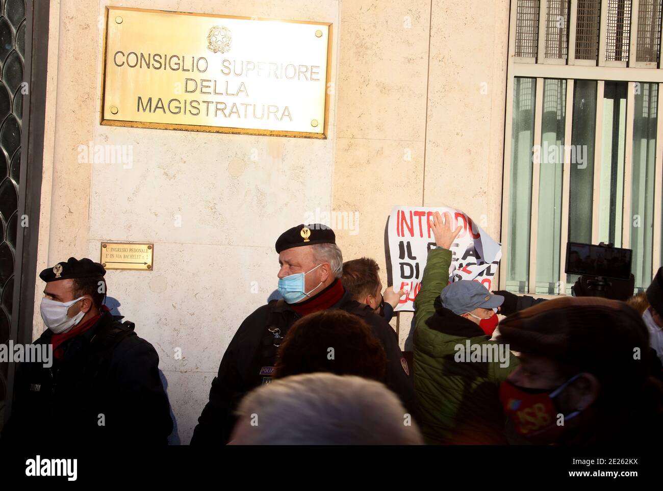 Roma, Italia. 12 gennaio 2021. Roma, dimostrazione del sindacato di base sotto la sede del Consiglio superiore della magistratura, contro la sentenza della Corte di Cassazione sul massacro ferroviario di Viareggio. Foto: Credit: Independent Photo Agency/Alamy Live News Foto Stock