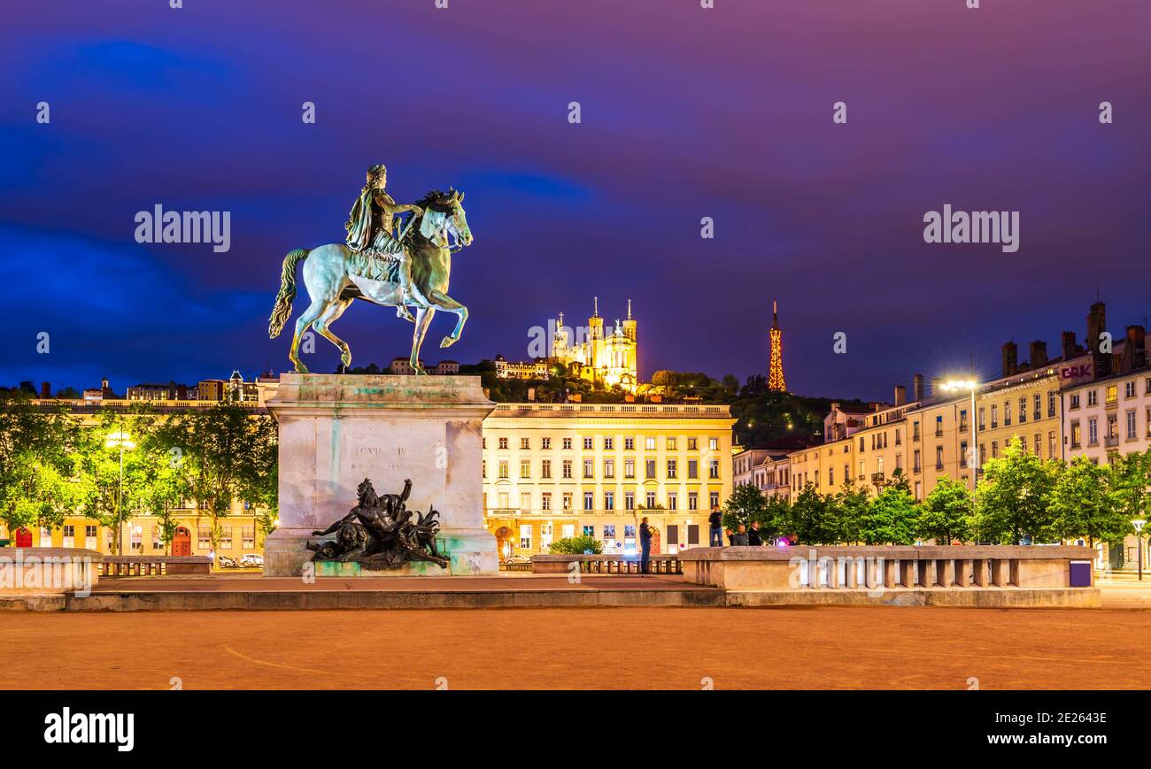 Statua di Re Luigi XIV su Place Bellecour di notte a Lione nel Rodano, Francia Foto Stock