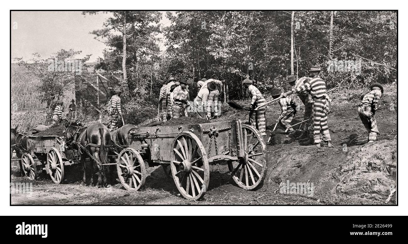 CATENA DI PRIGIONE GANG 1900'S. "Prigionieri, parte di una catena di carceri in uniformi carcerarie a strisce, con trasporto di cavalli e cart che fornisce materiali, costruendo strade per lo stato della Carolina del Sud. Camp Wadsworth, Spartanburg, SC USA 1917 Foto Stock