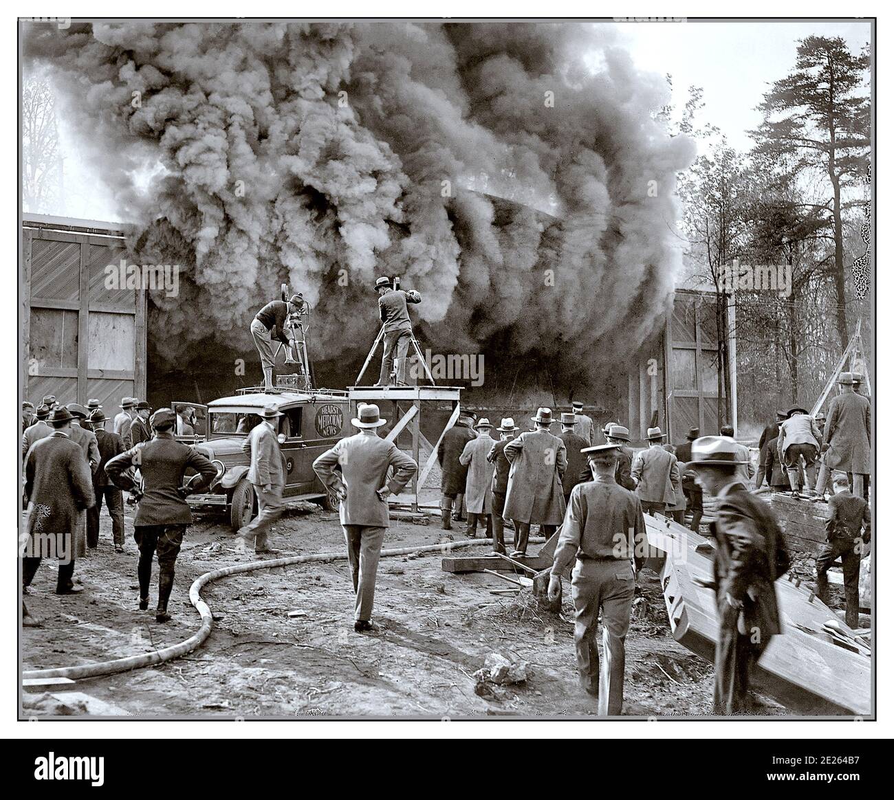 FIRE News del 1920 squadre Washington, D.C., circa 1928. Le squadre di notizie del giorno si sono svolte per registrare e trasmettere i notiziari di un grave incendio locale". USA News media reporting Foto Stock