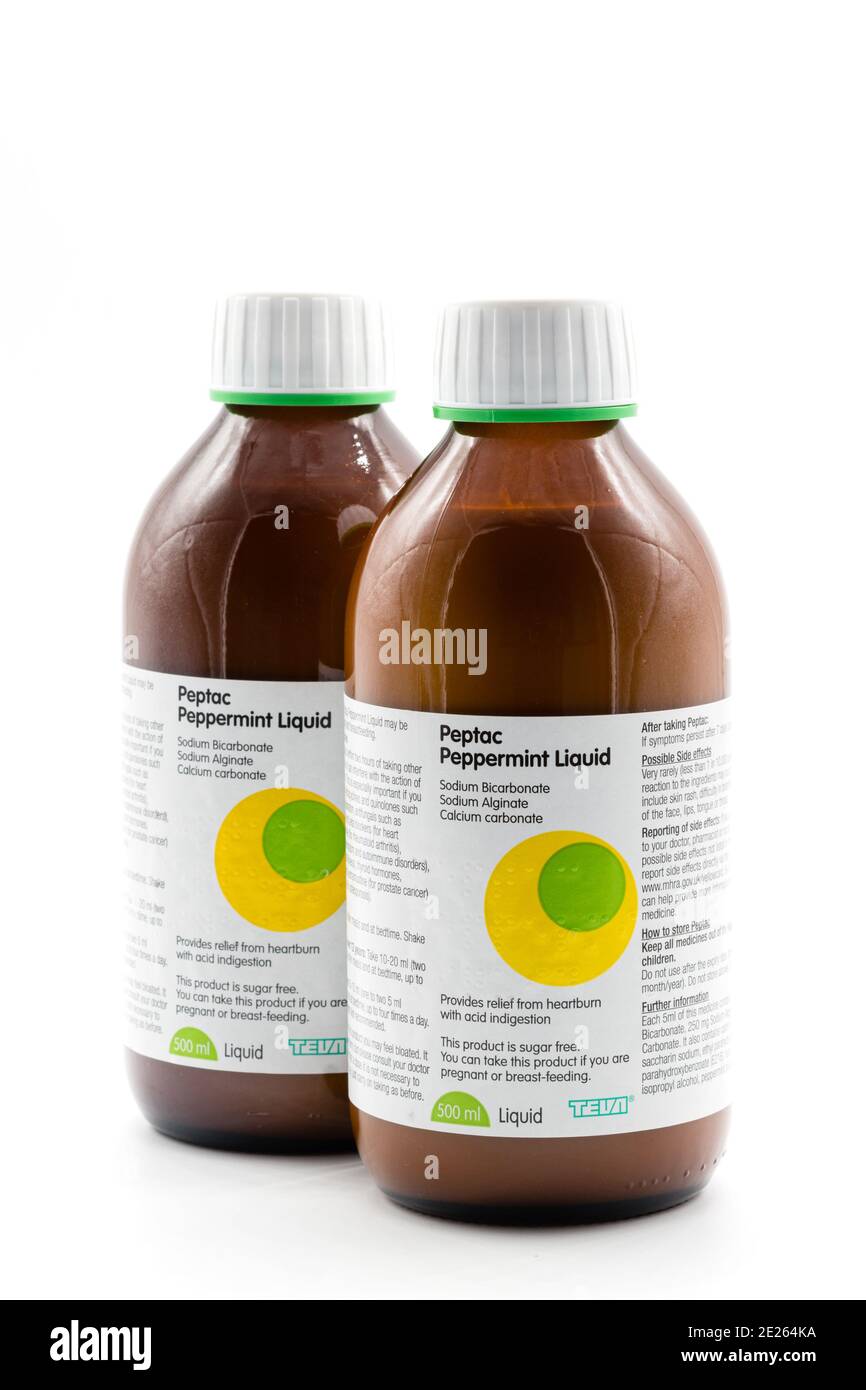 Irvine, Scotland, UK - 09 gennaio 2021: Liquido di menta piperita di marca Peptac di ma Pinewood Laboratories in due bottiglie di vetro riciclabile da 500 ml ed etichetta g Foto Stock