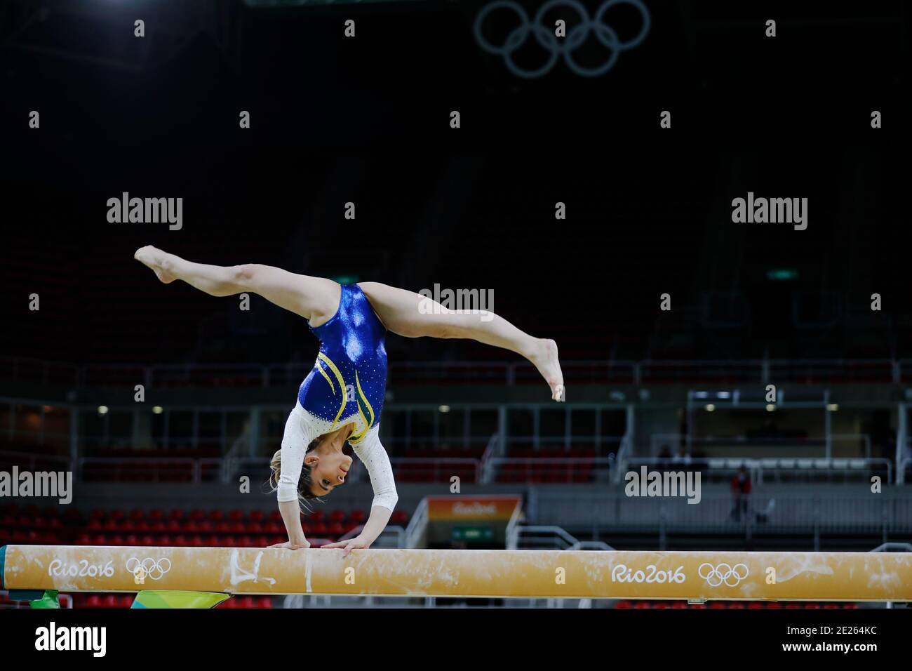 Jade Barbosa al Rio 2016 Giochi Olimpici estivi ginnastica artistica. Il team brasiliano ahlete esegue una sessione di addestramento al vault prima della competizione delle medaglie Foto Stock