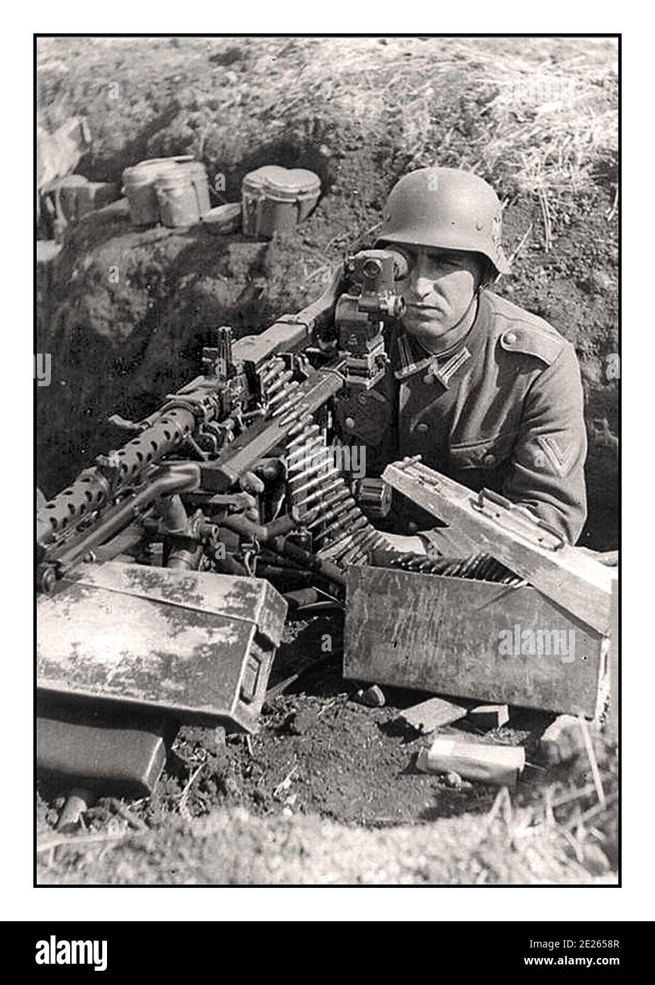 WW2 Propaganda immagine Wehrmacht esercito soldato nazista in trincea dugout con MG-42 macchina pistola con vista ottica, munizioni scatole vicino a mano Foto Stock