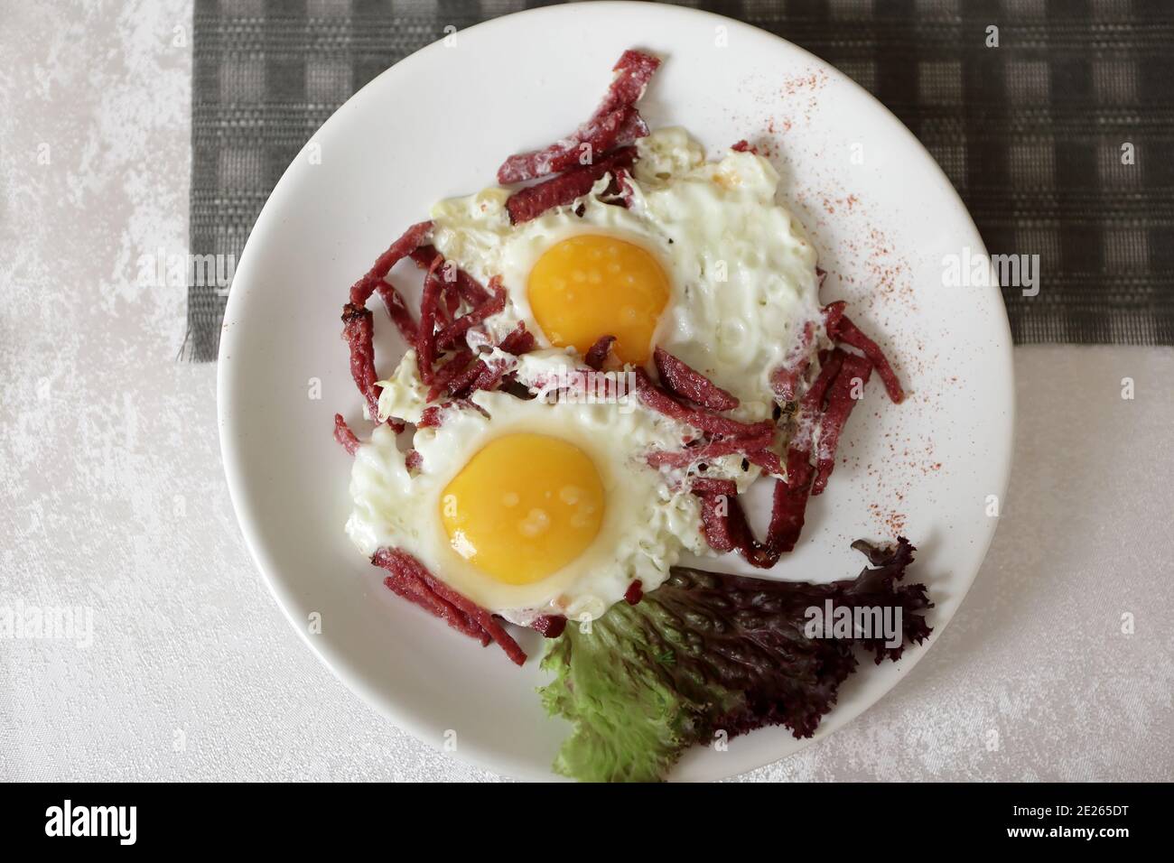 Uova fritte con salsicce su un piatto nel caffè Foto Stock
