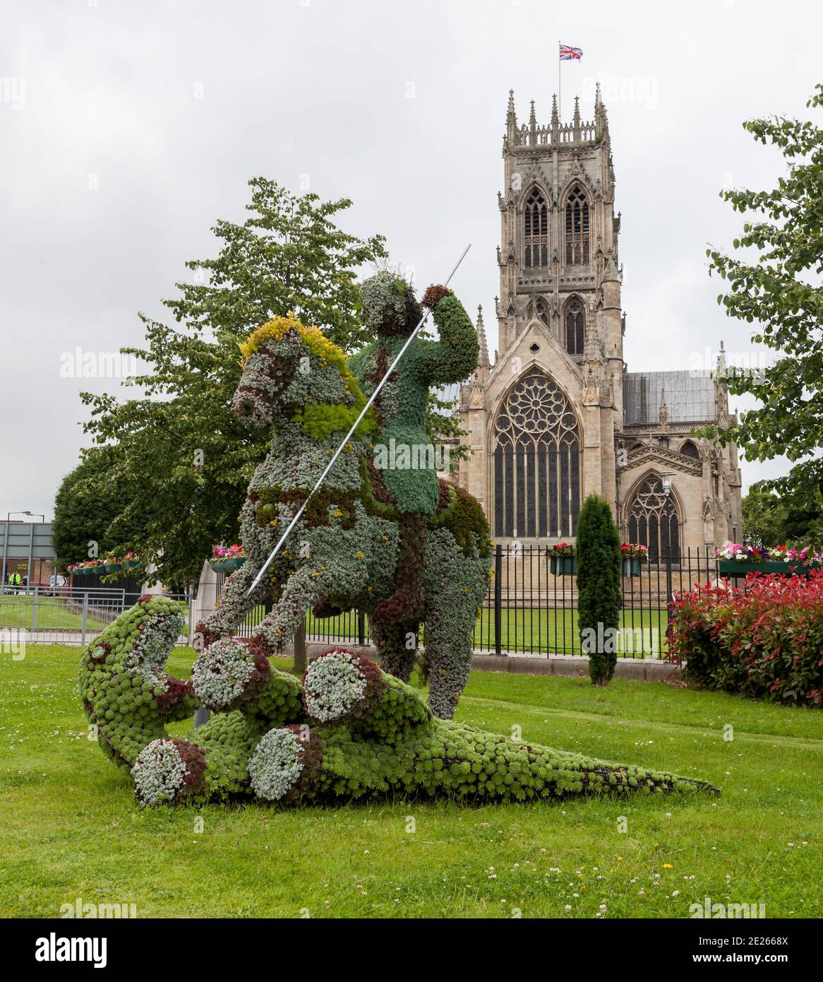 San Giorgio e il drago, una scultura floreale fuori Doncaster Minster nel South Yorkshire Foto Stock