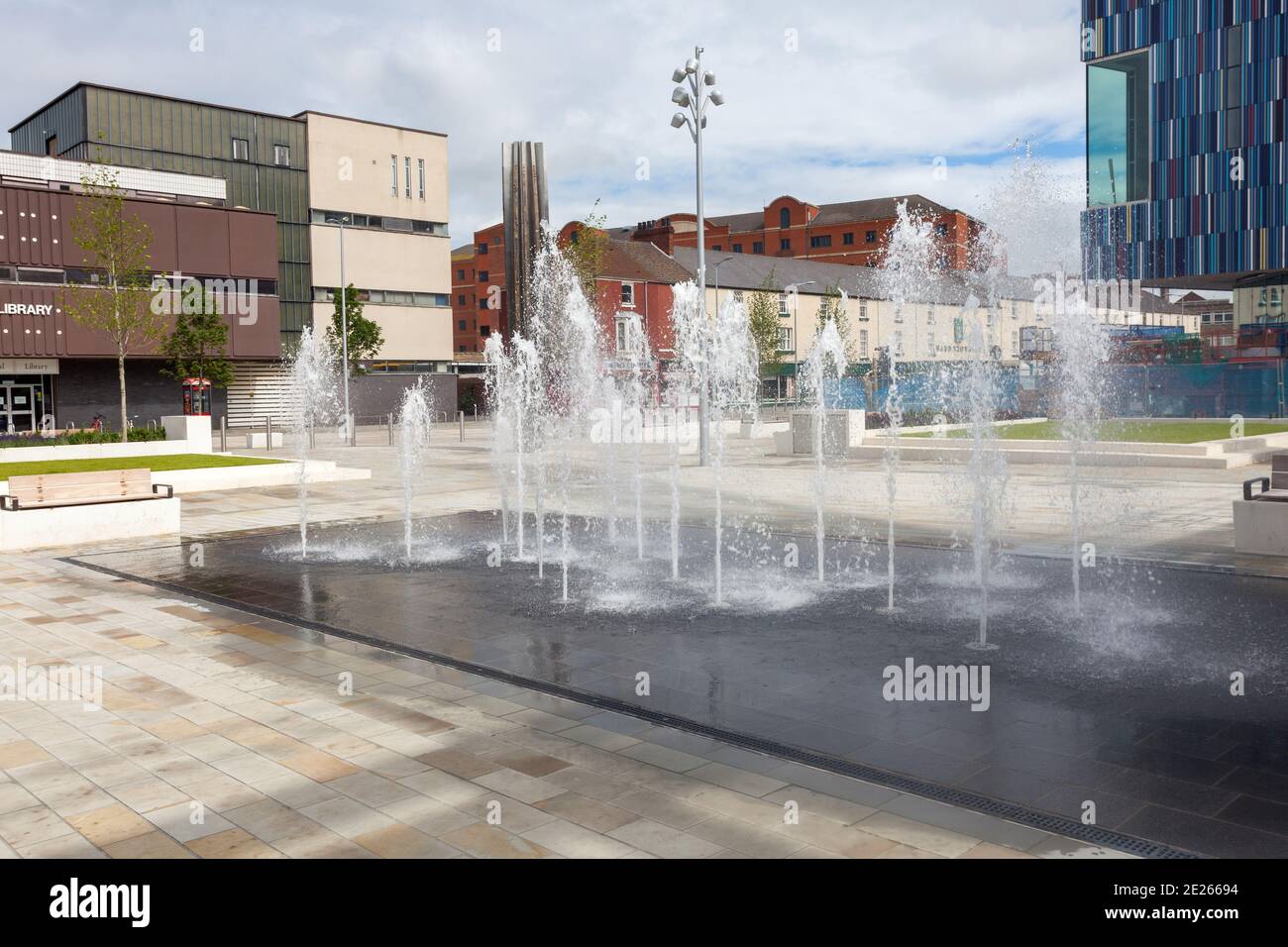 Fontane d'acqua nel quartiere civico e culturale di Doncaster Foto Stock