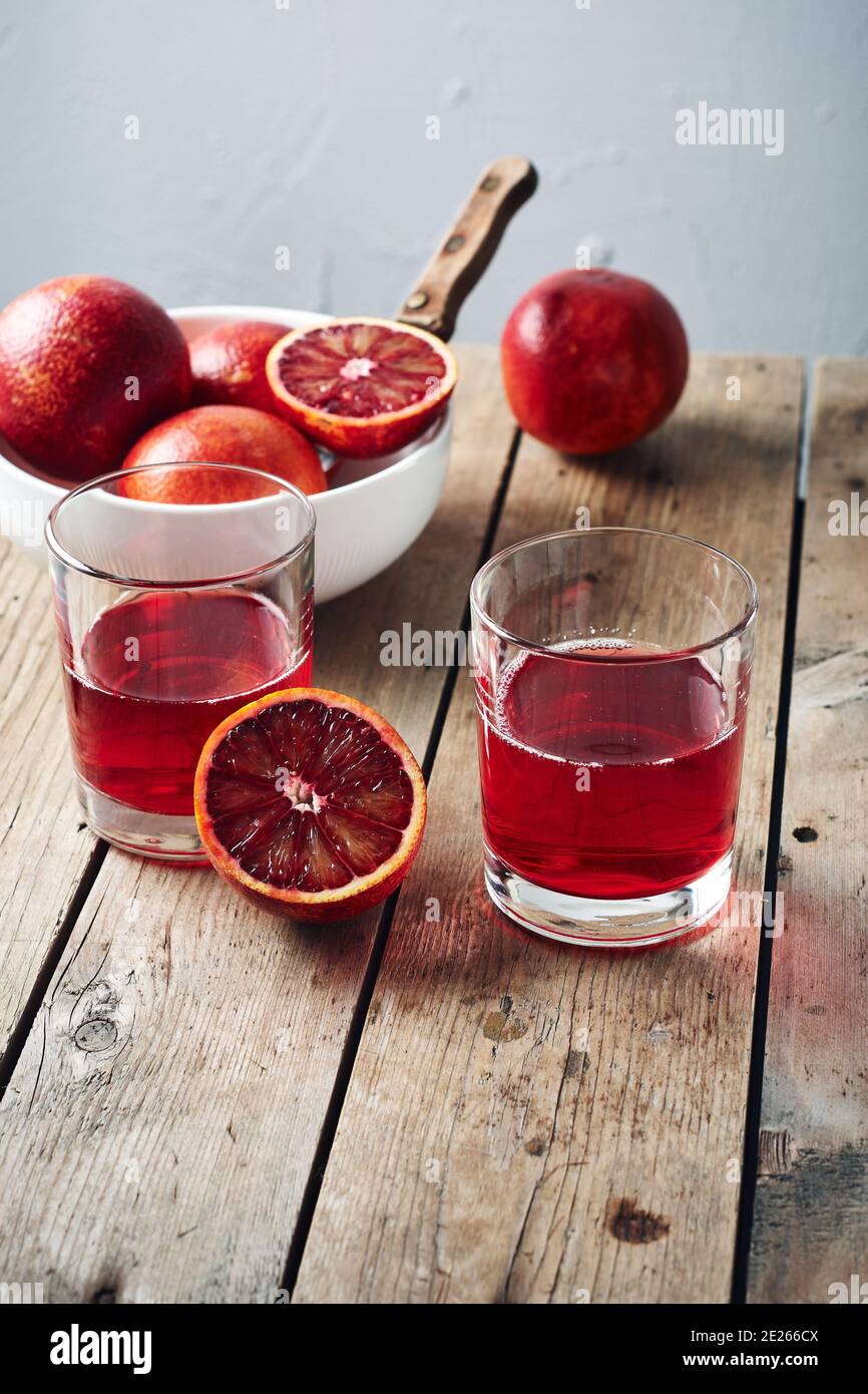 Bevanda agli agrumi. Cocktail e arance di sangue fresco su un tavolo di legno. Foto Stock
