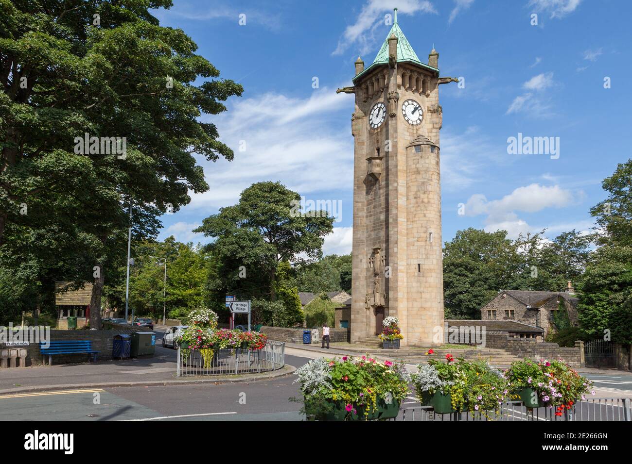 Lindley orologio torre - un alto punto di riferimento in stile liberty  edoardiano nel centro di Lindley, West Yorkshire Foto stock - Alamy
