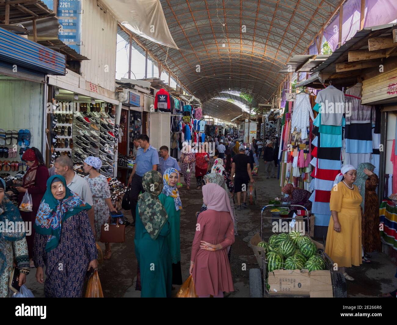 Jayma Bazaar, uno dei più grandi mercati tradizionali dell'asia centrale. Città OSH nella valle di Fertana vicino al confine con l'Uzbekistan. Asia, centra Foto Stock