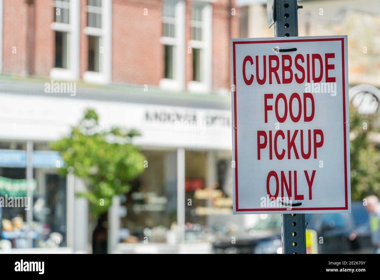 Primo piano del cartello all'esterno del ristorante che indica "solo prelievo di cibo sul marciapiede" durante la riapertura graduale delle aziende durante la pandemia del Covid-19. Foto Stock
