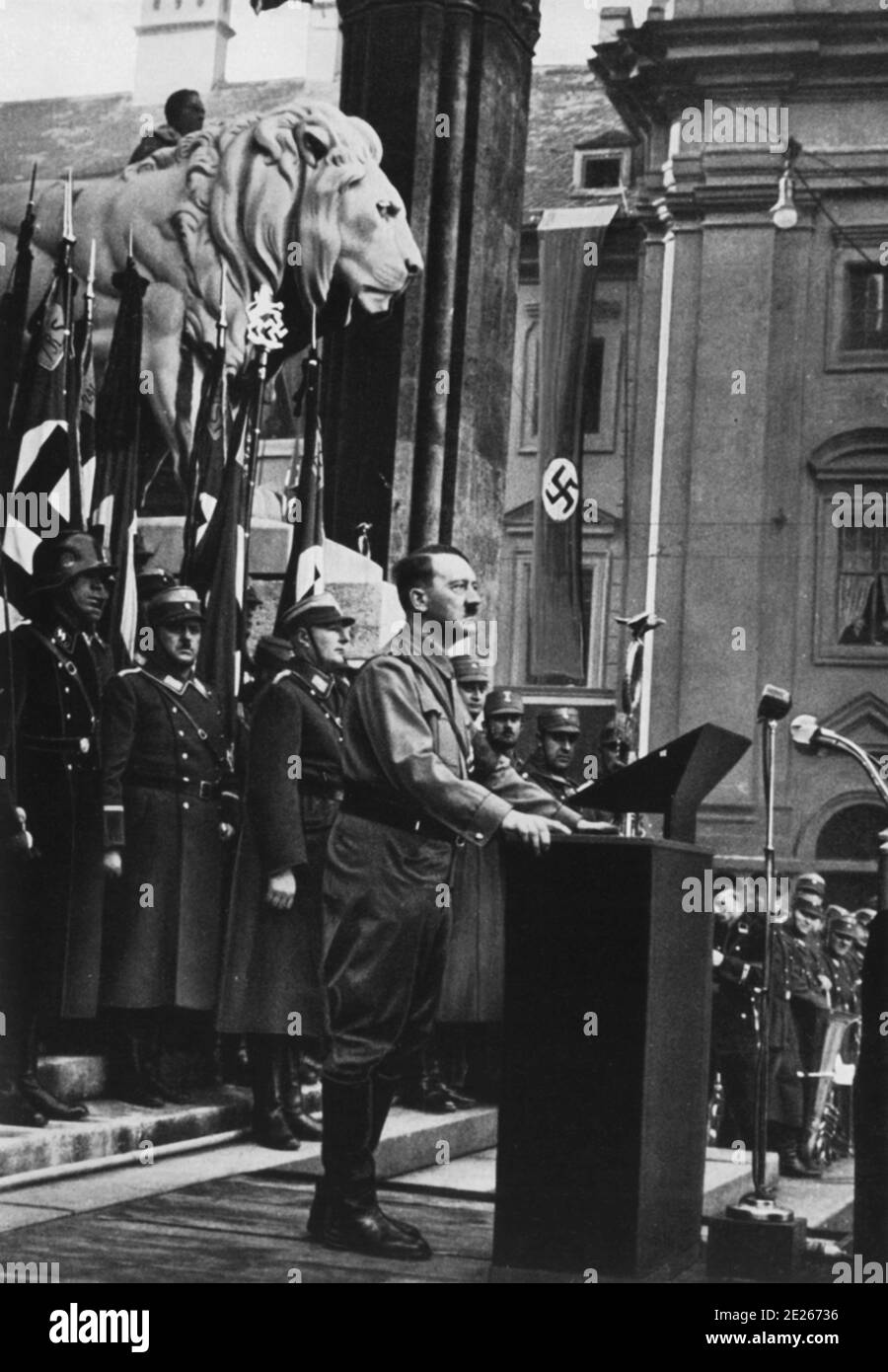 9 novembre 1934 a Monaco. Il Führer parla di fronte alla Feldherrnhalle ai membri della Gioventù Hitler e del Bund Deutscher Mädel Foto Stock