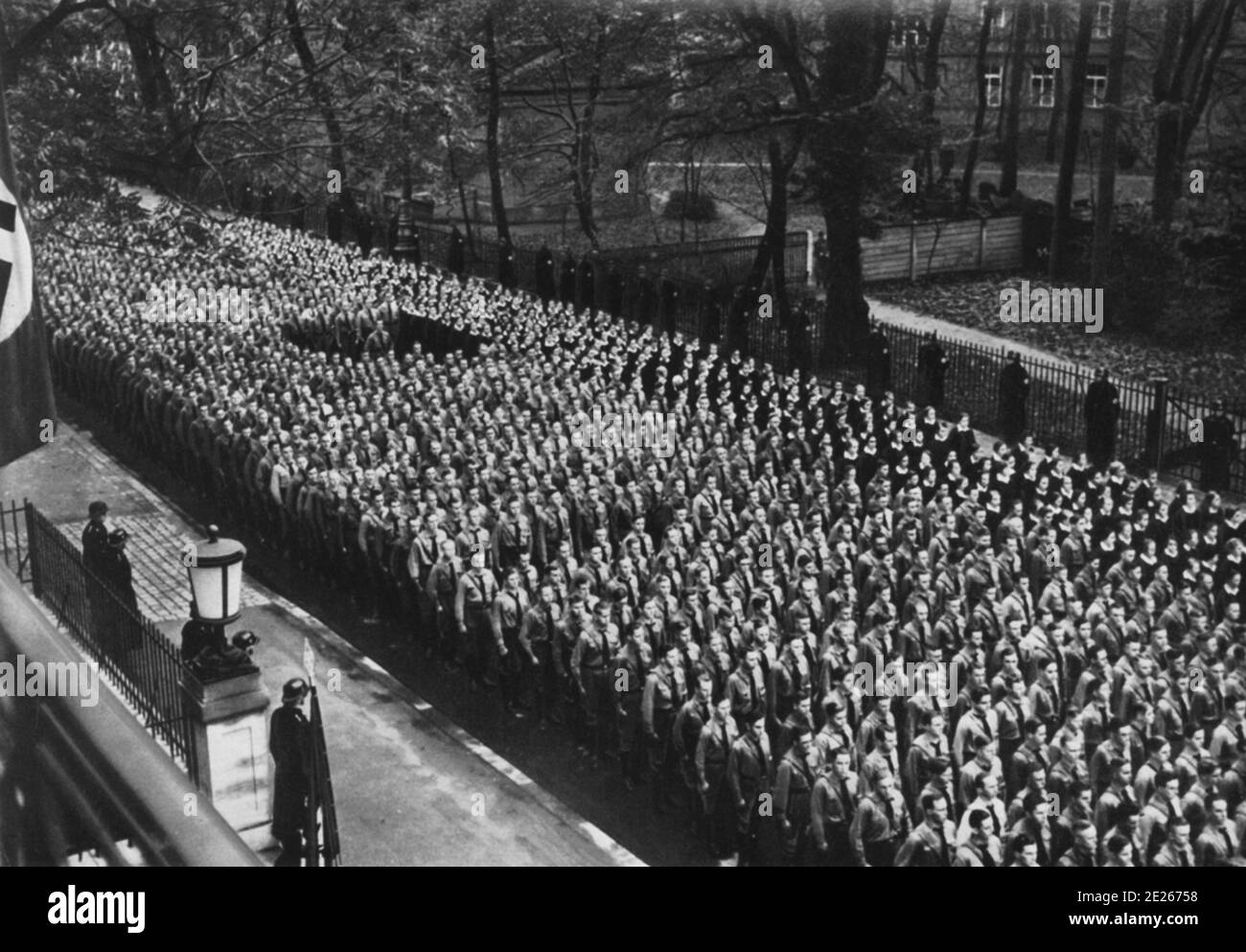 Hitler Youth di fronte alla Casa marrone Foto Stock