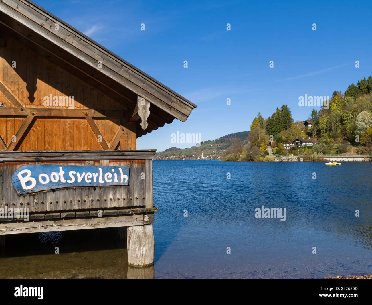 Boatsheds vicino a Fischhausen. Lago di Schliersee nelle Alpi bavaresi. Europa, Europa centrale, Baviera, Germania Foto Stock